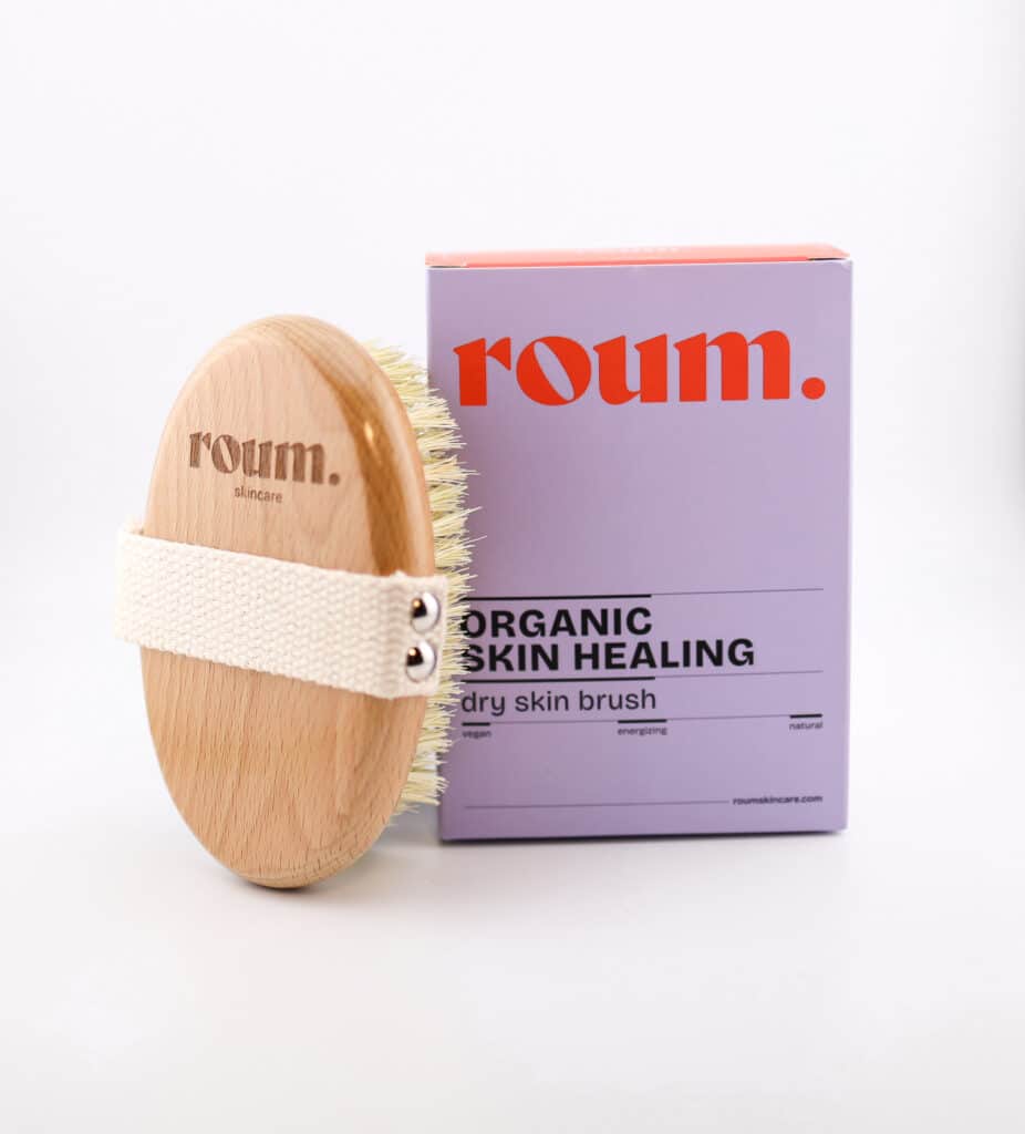 Verpackung von einer Trockenbürste mit der Trockenbürste von der skincare Brand roum.