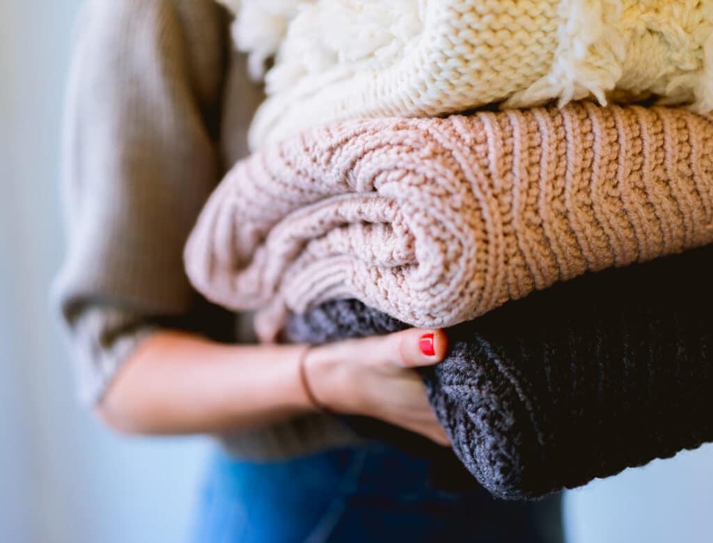 Frau trägt Woll pUllover Stapel