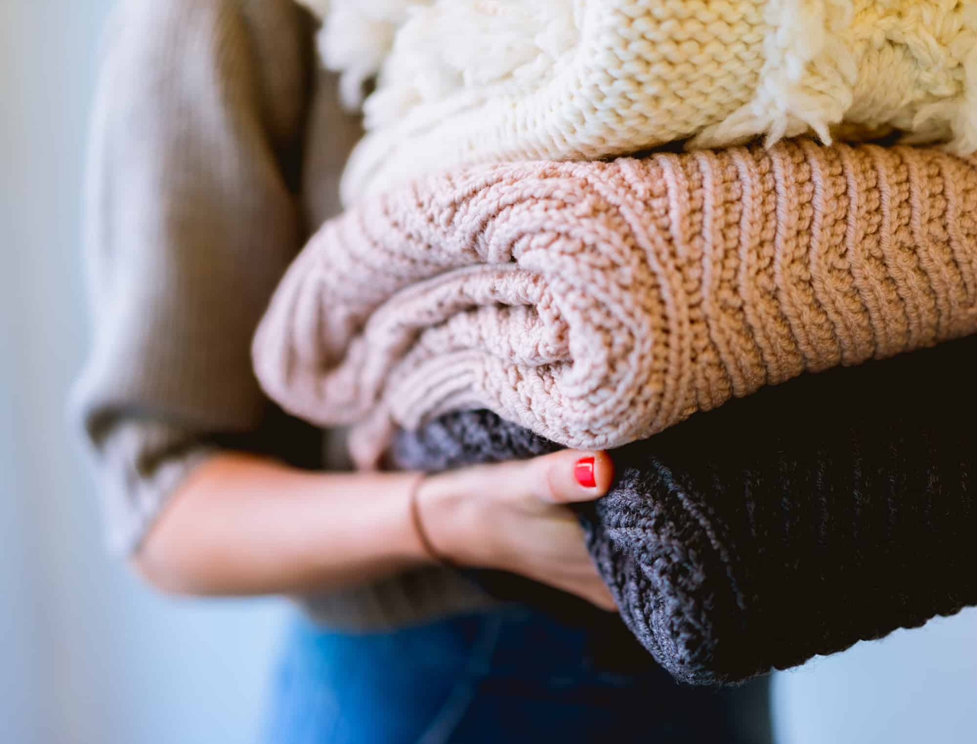 Frau trägt Woll pUllover Stapel