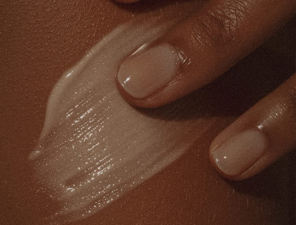 finger verstreichen eine belly mask von roum auf der Haut